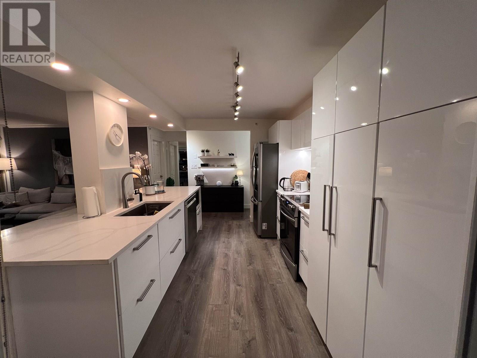 305 3070 GUILDFORD WAY|Coquitlam, British Columbia V3B7R8