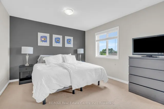 Additional image 27 of 939 Zeller Cres