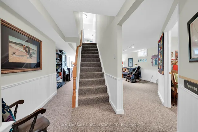 房产图片 37 - 12 Vance Cres