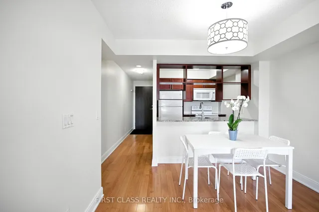 Additional image 12 of 135 Village Green Sq Unit 822