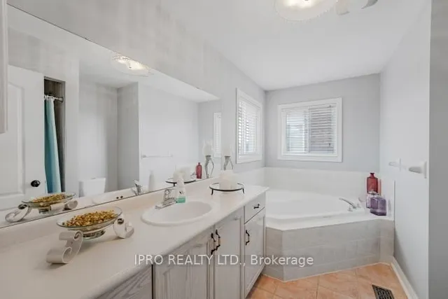 Additional image 25 of 792 Ledbury Cres