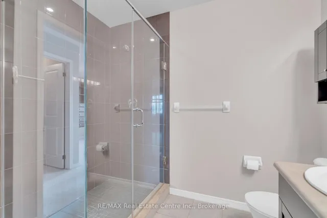 Additional image 31 of 939 Zeller Cres