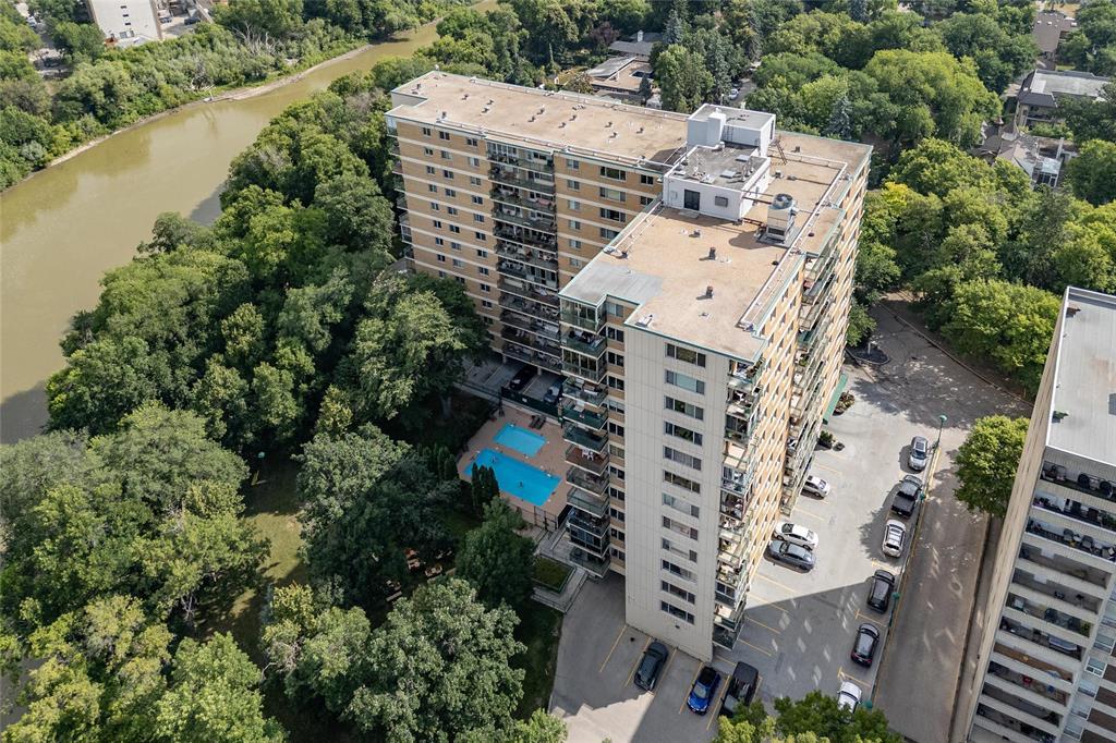 2M 300 Roslyn Road|Winnipeg, Manitoba R3L0H4