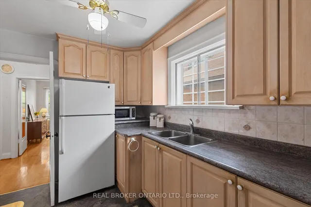 Additional image 19 of 882 Coxwell Ave