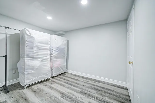 Additional image 43 of 2006 Glenada Cres Unit 27