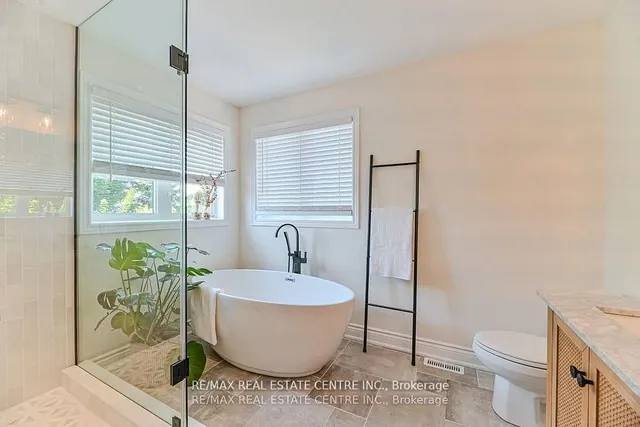 Additional image 22 of 2498 Longridge Cres