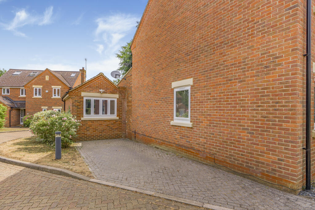 Additional image 26 of Laburnum Grove, St. Albans, Hertfordshire, AL2