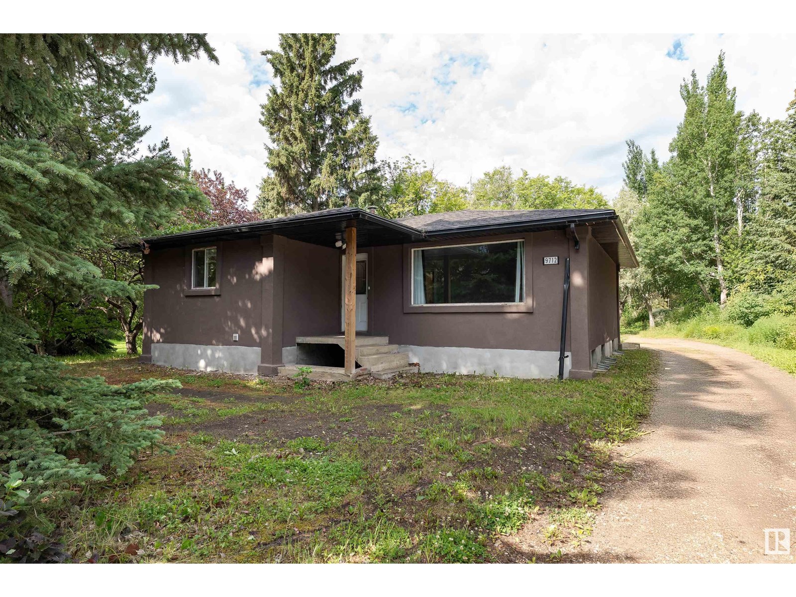 9712 209 ST NW|Edmonton, Alberta T5T5X9