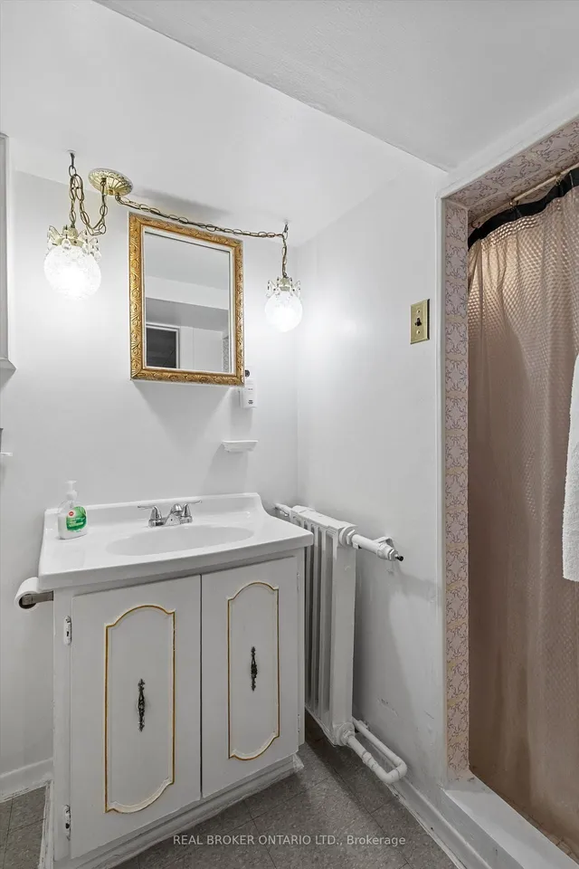 Additional image 40 of 882 Coxwell Ave