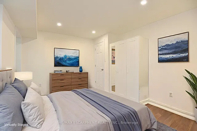 Additional image 37 of 8 Valiant Circ