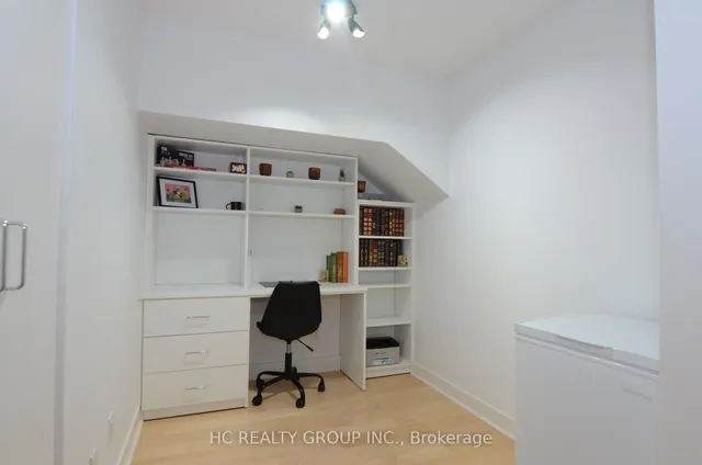 Additional image 5 of 320 Richmond St Unit 322