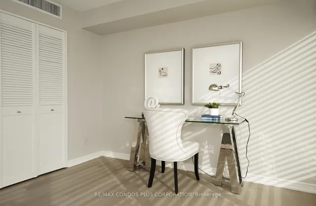 Additional image 18 of 55 Harbour Sq Unit 1917