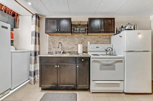 Additional image 23 of 31 Fern Pl