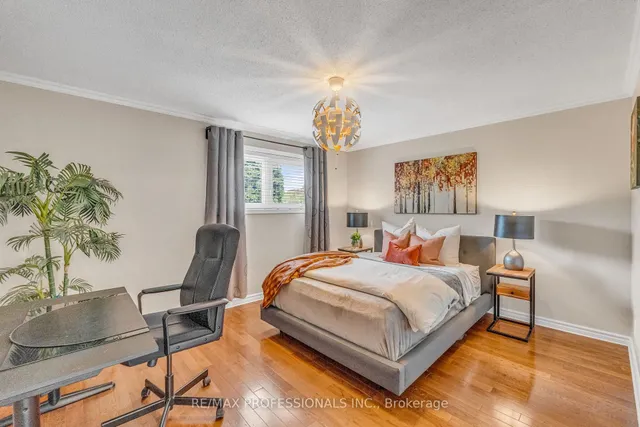 Additional image 27 of 53 Decarie Circ