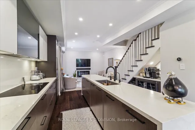 Additional image 9 of 361 Roehampton Ave