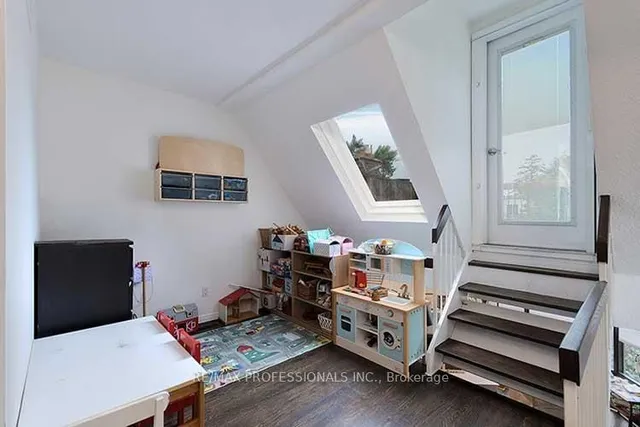 Additional image 17 of 164 Quebec Ave