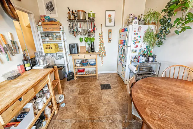 Additional image 17 of 914 Dovercourt Rd