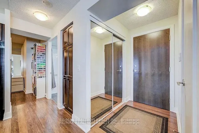 房产图片 3 - 多伦多市村绿广场135号824单元