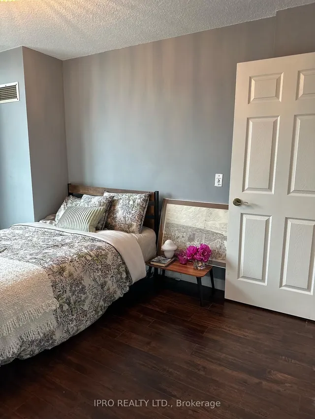 Additional image 7 of 30 Grand Trunk Cres Unit 2015