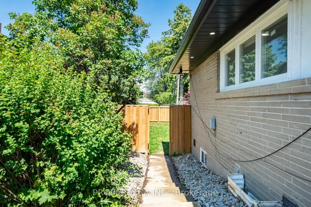 Additional image 42 of 33 Moorecroft Cres