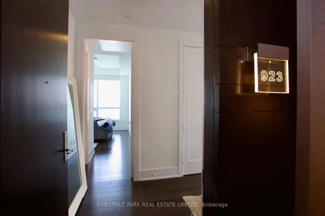 Additional image 27 of 55 Merchants' Wharf Unit 923