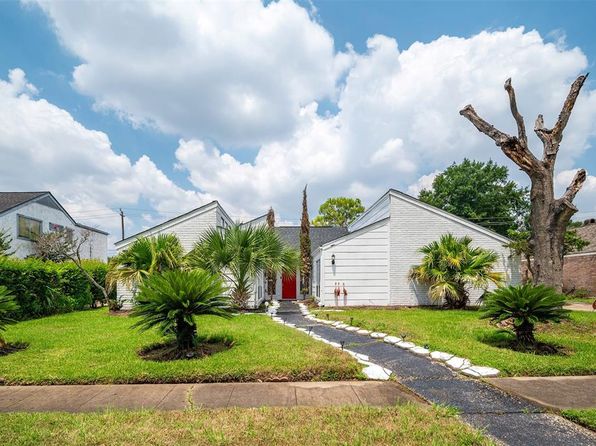 10730 Braes Bayou Dr, Houston, TX 77071
