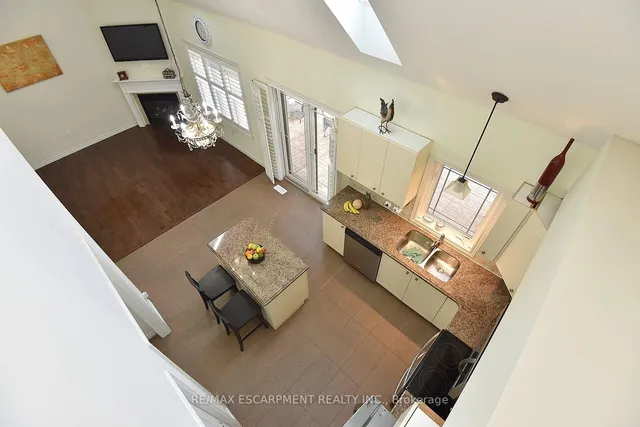 Additional image 4 of 8 Valiant Circ