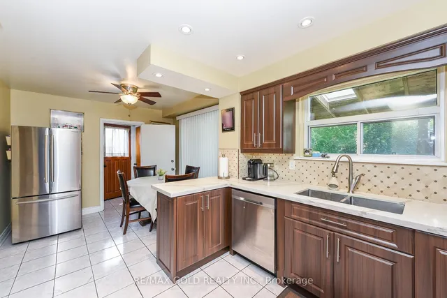 Additional image 12 of 3507 Laddie Cres