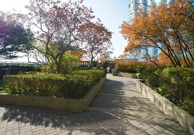 Additional image 41 of 55 Harbour Sq Unit 1917