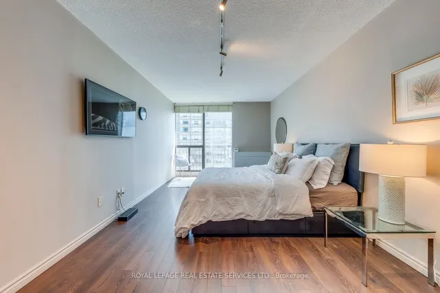 Additional image 38 of 33 Harbour Sq Unit 1032