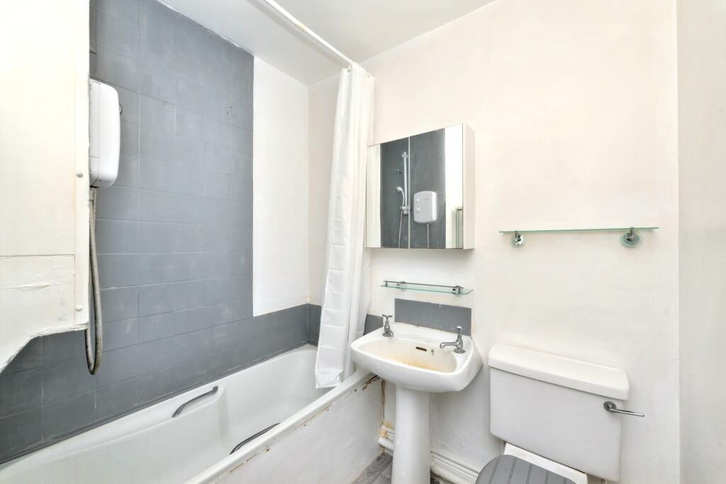 Additional image 5 of Flat D, 25 Cambridge Road, St. Albans, Hertfordshire, AL1 5LH