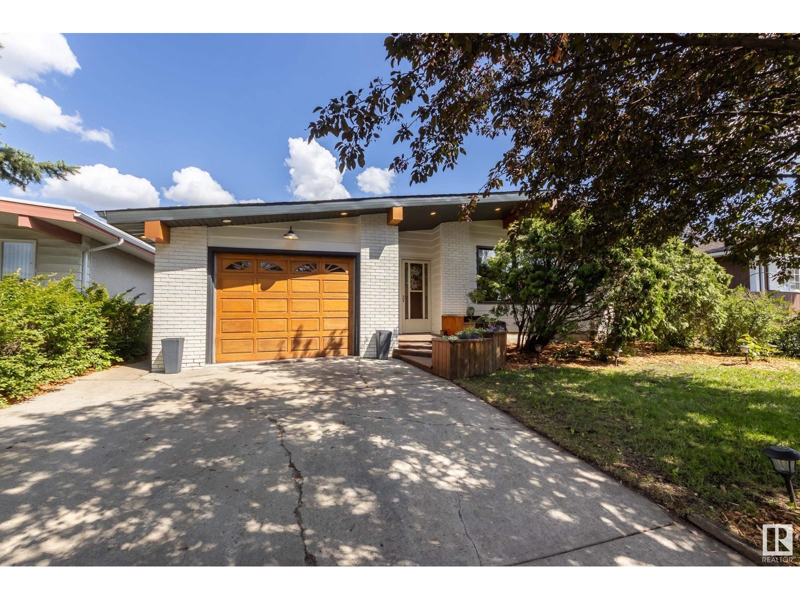 8407 75 ST NW|Edmonton, Alberta T6C2H1