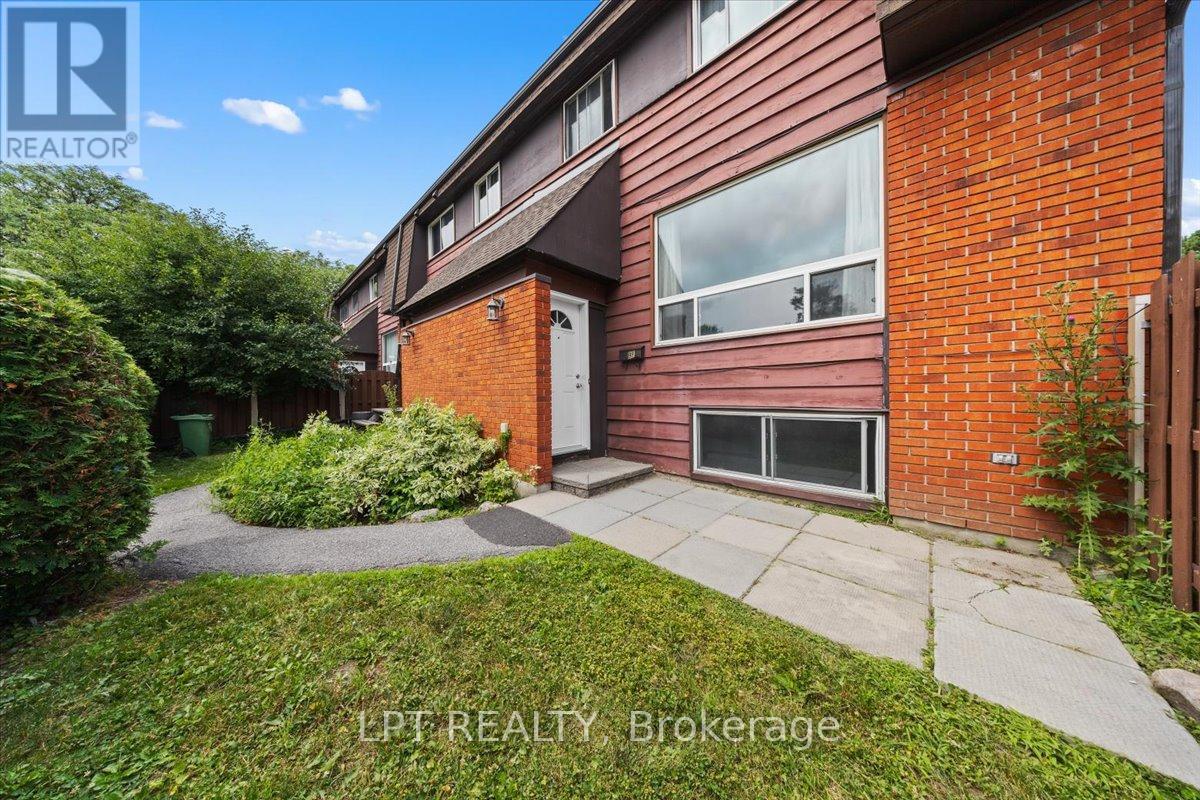 F - 9F BANNER ROAD|Ottawa, Ontario K2H8T3