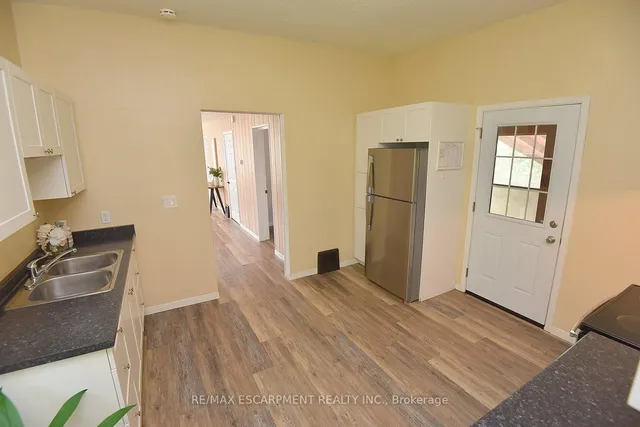 Additional image 11 of 449 Mary St