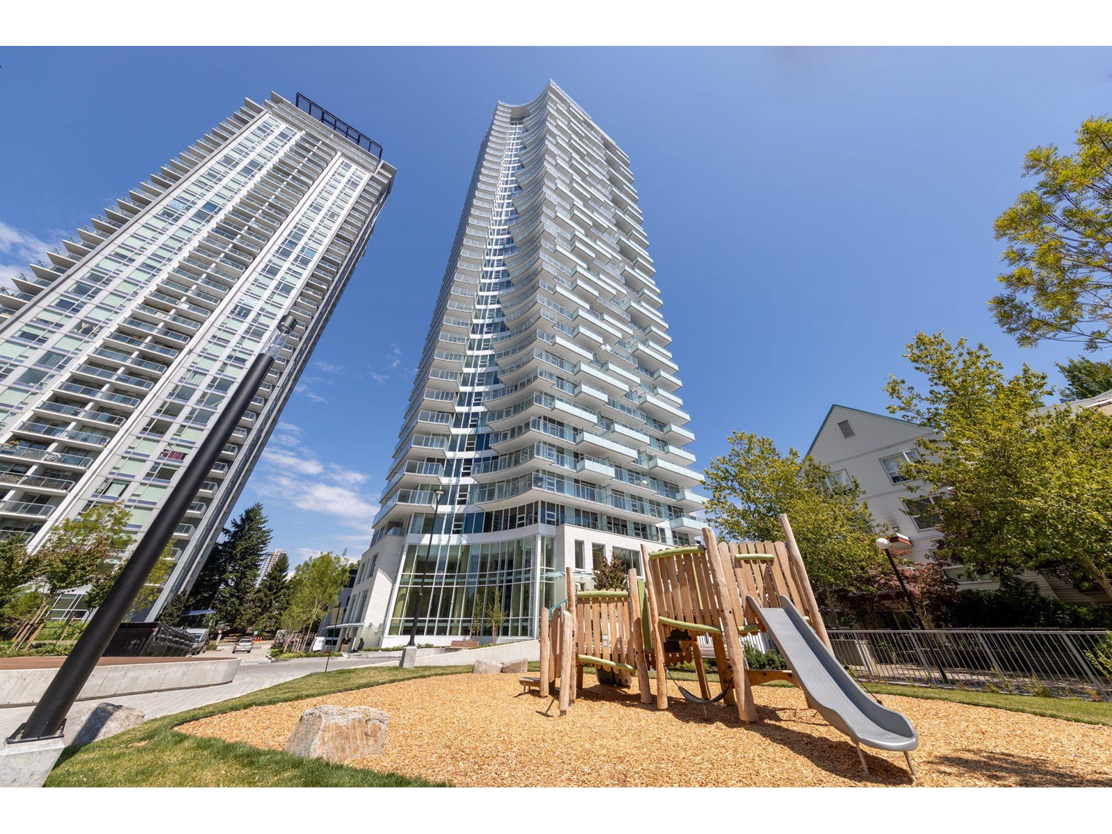 2402 13768 100 AVENUE|Surrey, British Columbia V3T0V2