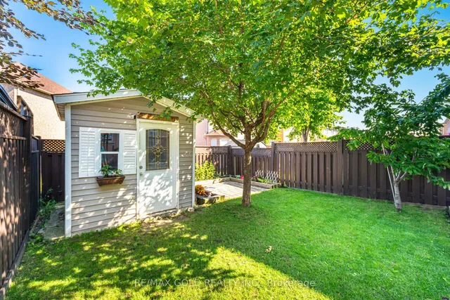 Additional image 32 of 28 Versailles Cres