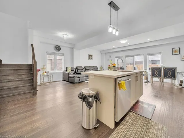 Additional image 28 of 30 Times Square Blvd