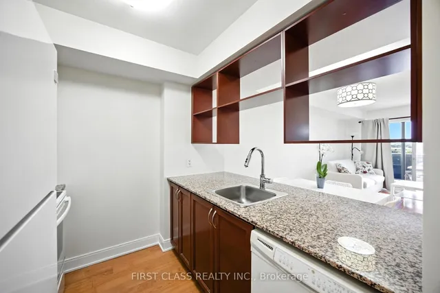 Additional image 4 of 135 Village Green Sq Unit 822