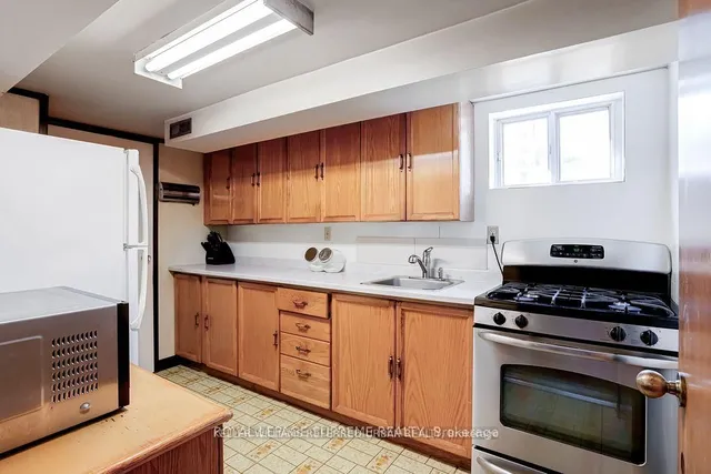 Additional image 19 of 74 Roberta Dr