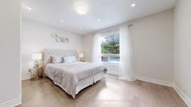 Additional image 32 of 54 Garnier Crt