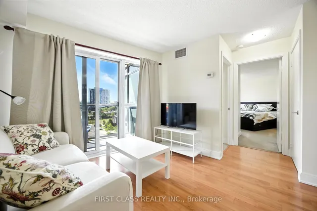 Additional image 17 of 135 Village Green Sq Unit 822