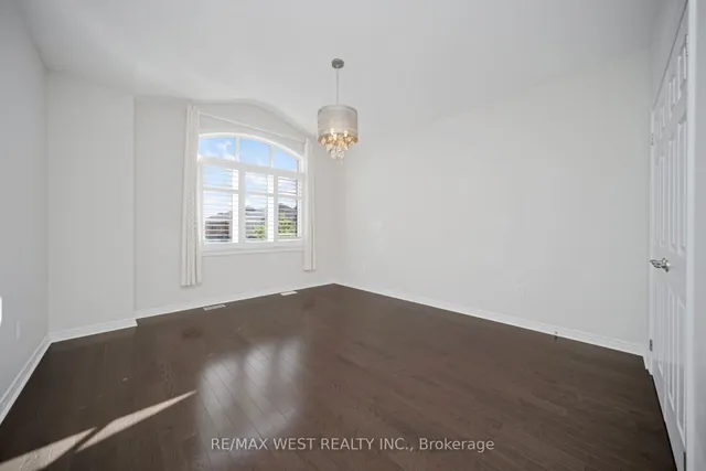 房产图片 36 - 198 Jessie Caverhill Pass