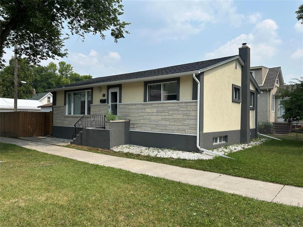 302 Leola Street|Winnipeg, Manitoba R2C1H3
