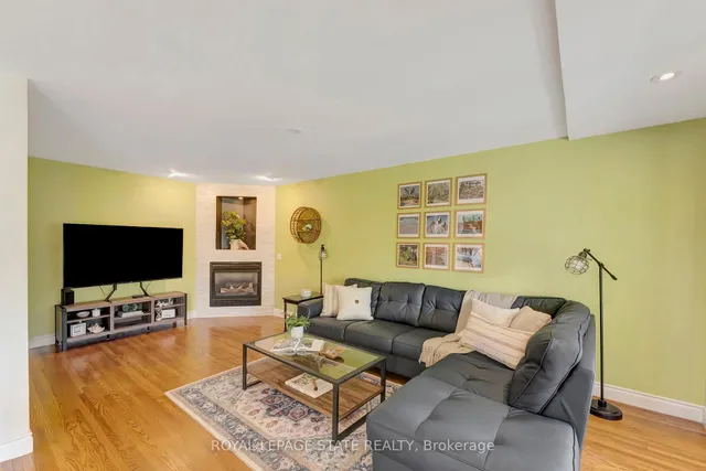 Additional image 13 of 14 Anita Crt