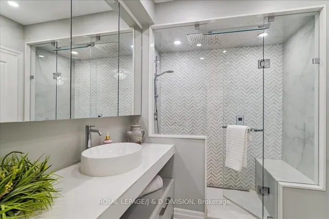 Additional image 19 of 361 Roehampton Ave