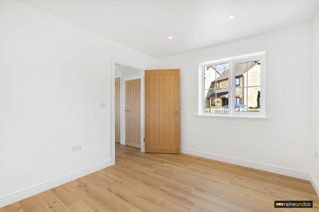 Additional image 18 of Bull Stag Green, Hatfield