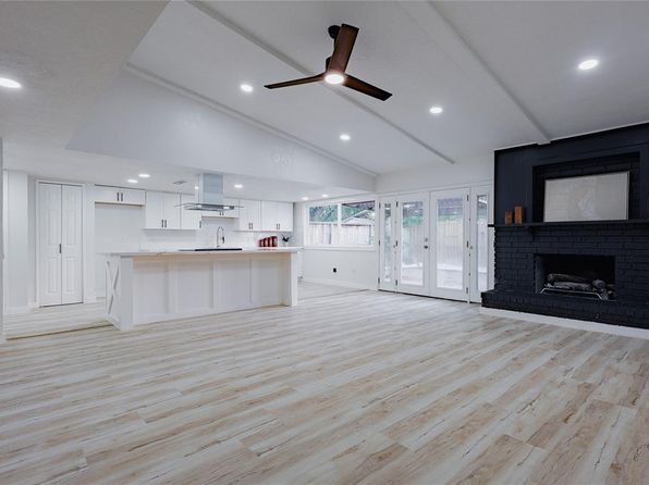 7310 Corta Calle Dr, Houston, TX 77083