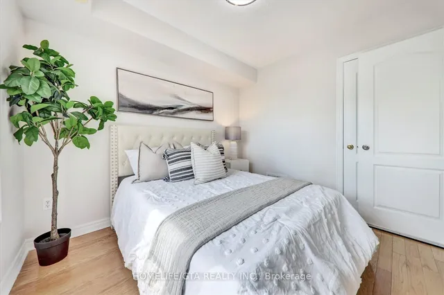 Additional image 24 of 62 Wyper Sq