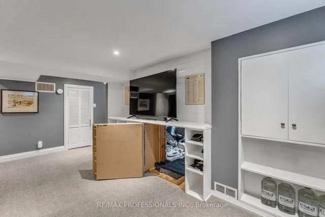 Additional image 35 of 53 Decarie Circ