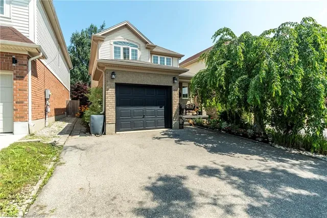 584 Commonwealth Cres